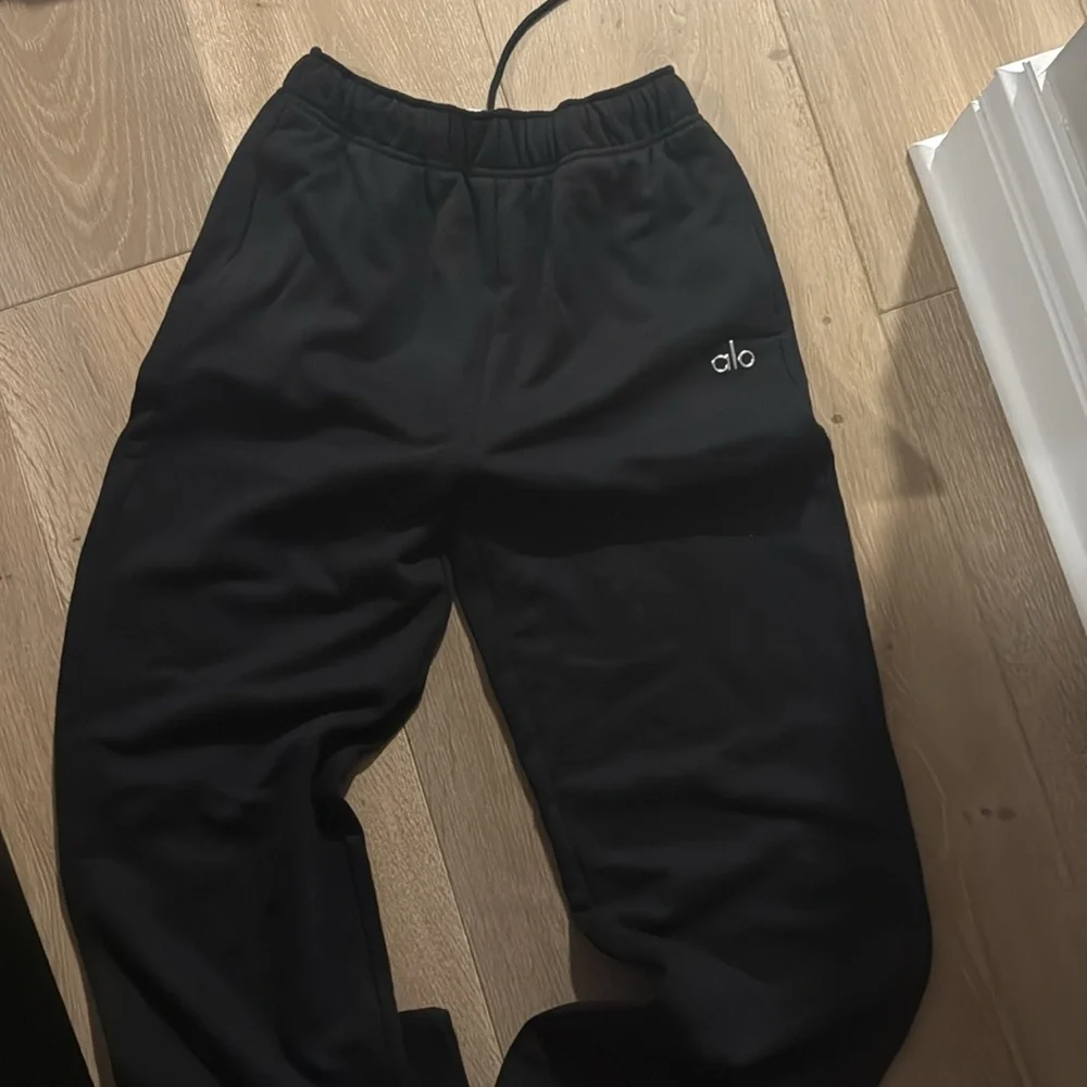 Alo Yoga Accolade Sweatpants Straight Leg in black - Picture 8 of 11